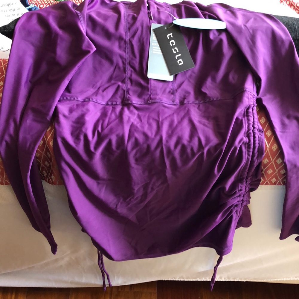 NWT Tesla rashguard plum